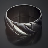 Bracciale: metallo colore canna di fucile con smalto nero trasparente
